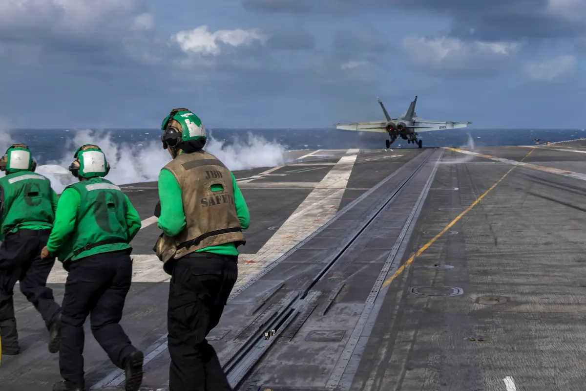 EUA abatem drone iraniano que se aproximava de porta-aviões no Mar Arábico