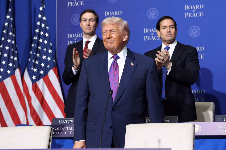 Trump diz que “coisas ruins vão acontecer” sem acordo com o Irã enquanto EUA enviam força militar