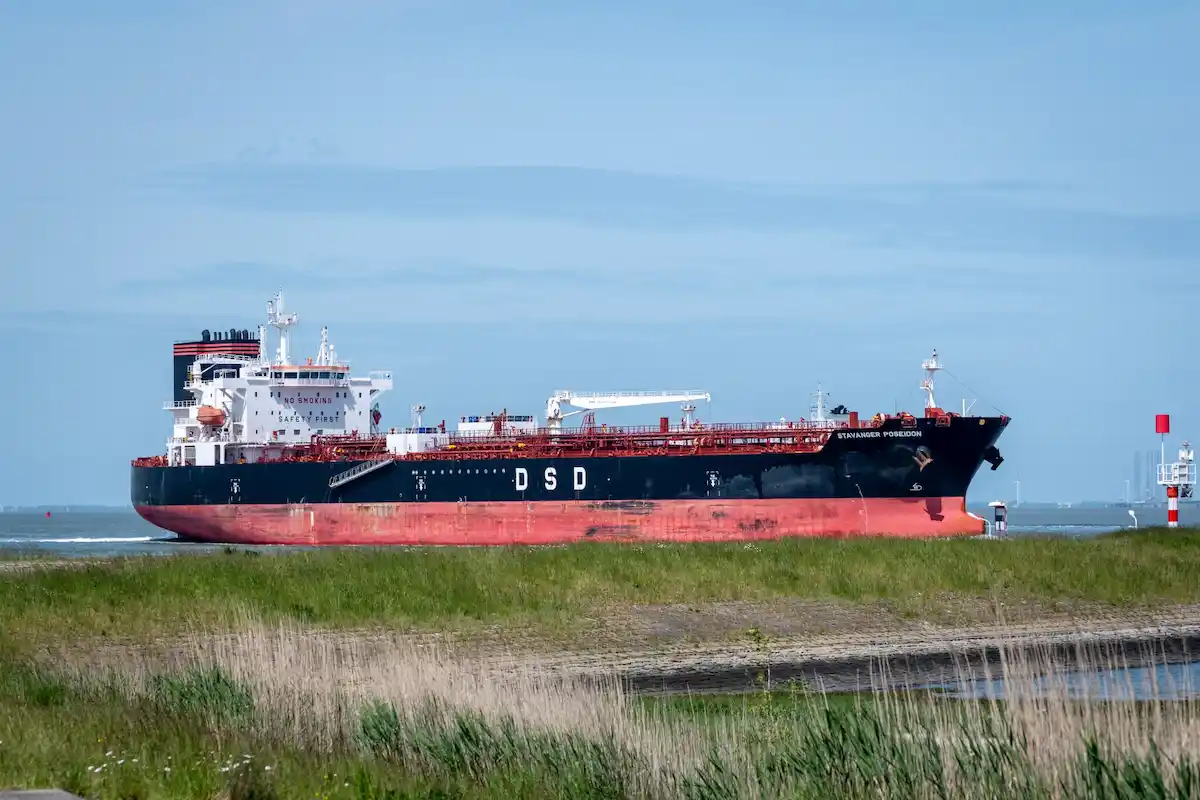 Trump pede coalizão naval para proteger Estreito de Ormuz enquanto Irã promete intensificar retaliação