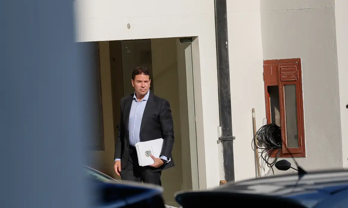 Condenado pelo STF e foragido desde 2025, Ramagem é preso nos EUA enquanto extradição segue sem prazo