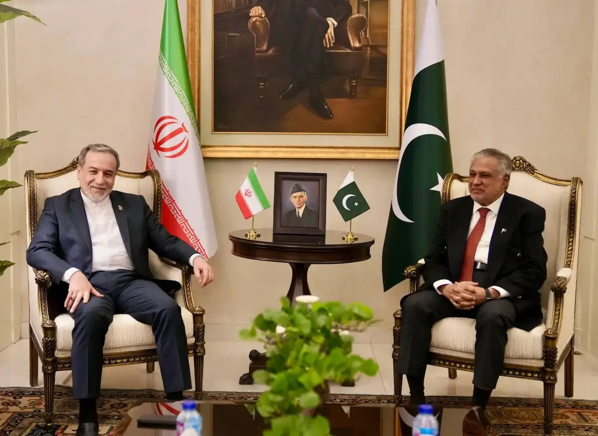 O chanceler iraniano Abbas Araqchi se reuniu com o ministro das Relações Exteriores do Paquistão, Ishaq Dar, em Islamabad, enquanto o país se preparava para receber uma nova etapa das negociações entre Estados Unidos e Irã. A imagem foi divulgada em 25 de abril de 2026.