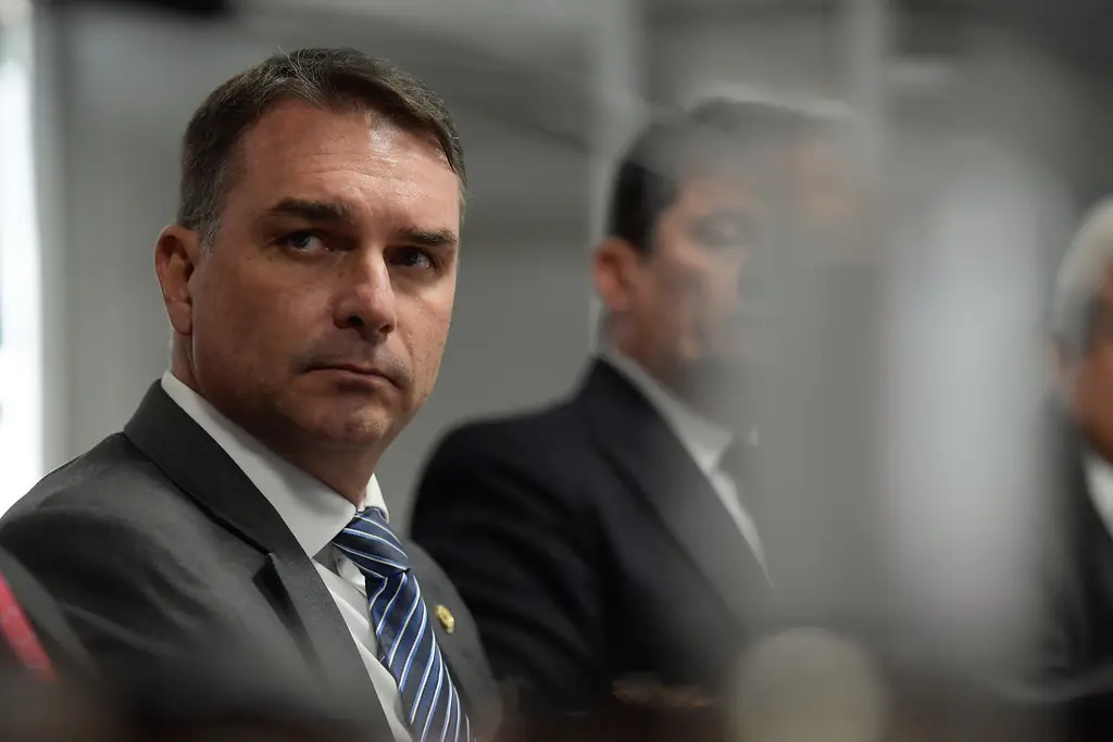 Flávio Bolsonaro celebra rejeição de Messias e mira governo Lula