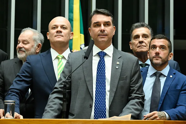 Flávio Bolsonaro tenta encontro com Trump após desgaste no caso Vorcaro