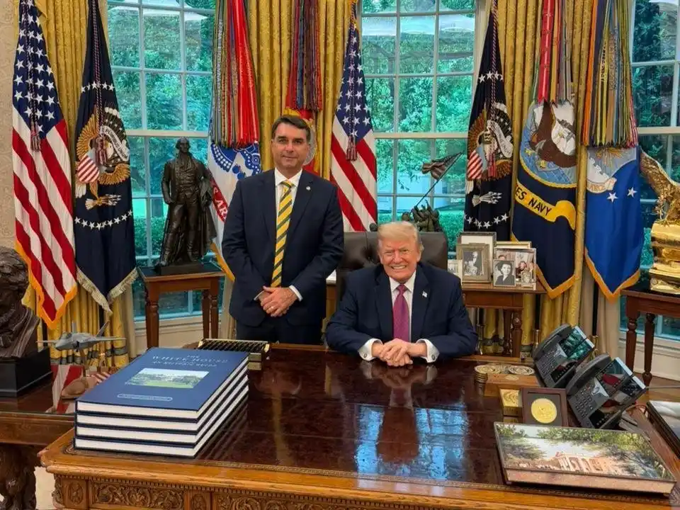 Flávio Bolsonaro se reúne com Trump na Casa Branca em meio à crise do caso Vorcaro