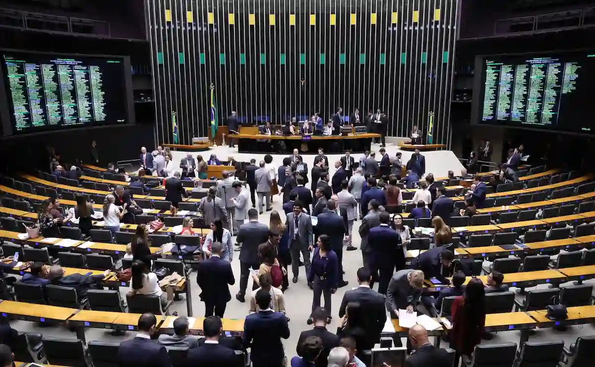 Comissão da Câmara aprova texto que acaba com escala 6x1 e reduz jornada para 40 horas