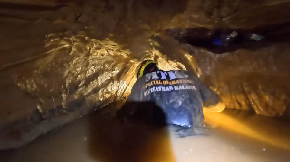 Cinco são encontrados vivos em caverna inundada no Laos; busca por dois continua