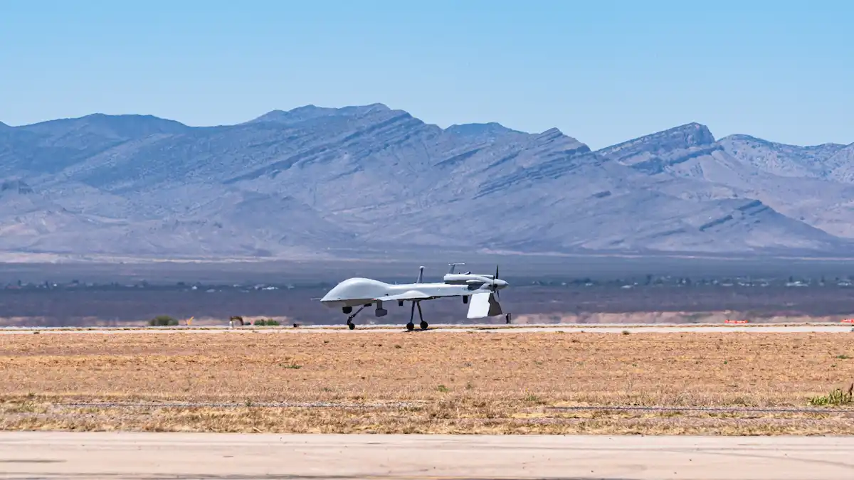 EUA atacam alvos militares no Irã, e Kuwait intercepta mísseis e drones após retaliação
