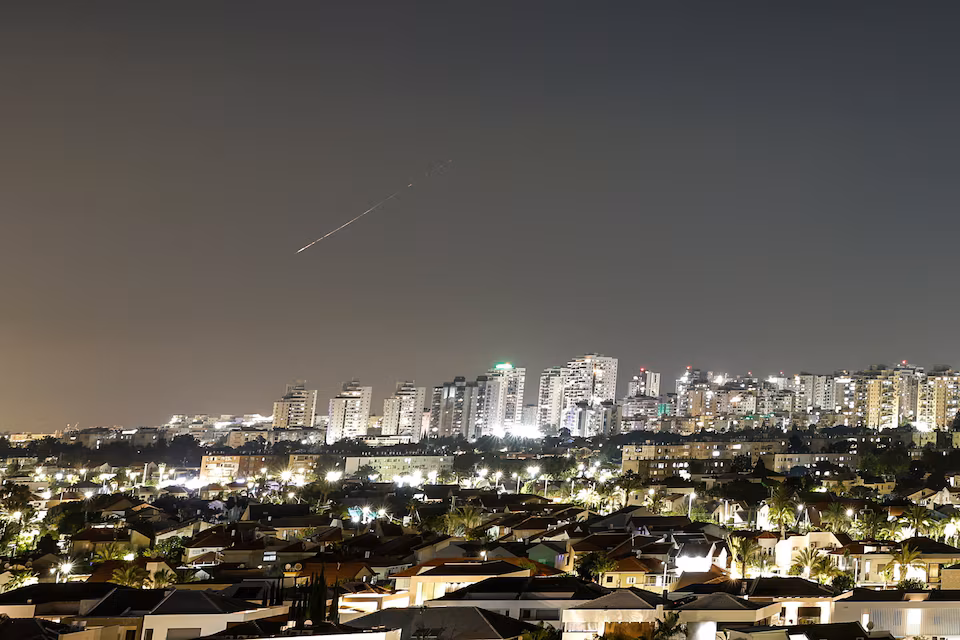 Irã lança mísseis contra Israel após ataques de Tel Aviv no Líbano; Trump diz que vai pressionar Netanyahu a não retaliar