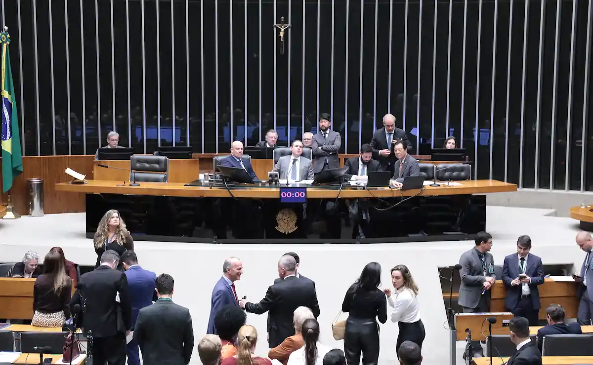 CCJ adia votação da PEC da maioridade penal para 16 anos; analista vê medida como ineficaz