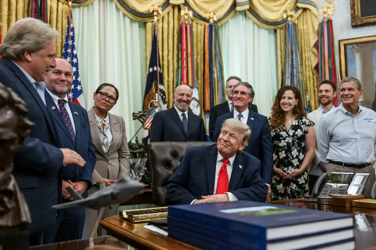 Trump cancela ataques ao Irã e anuncia acordo de paz, mas Teerã não confirma; petróleo despenca 4%