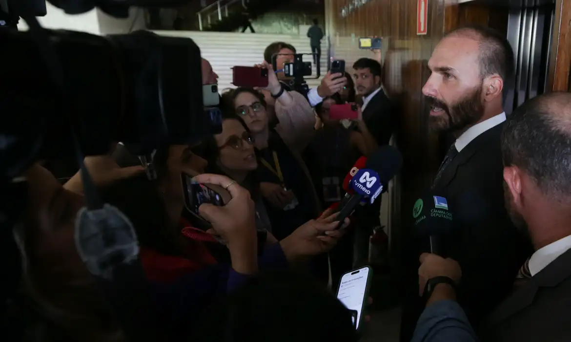 STF condena Eduardo Bolsonaro a 4 anos e 2 meses de prisão e 8 anos de inelegibilidade