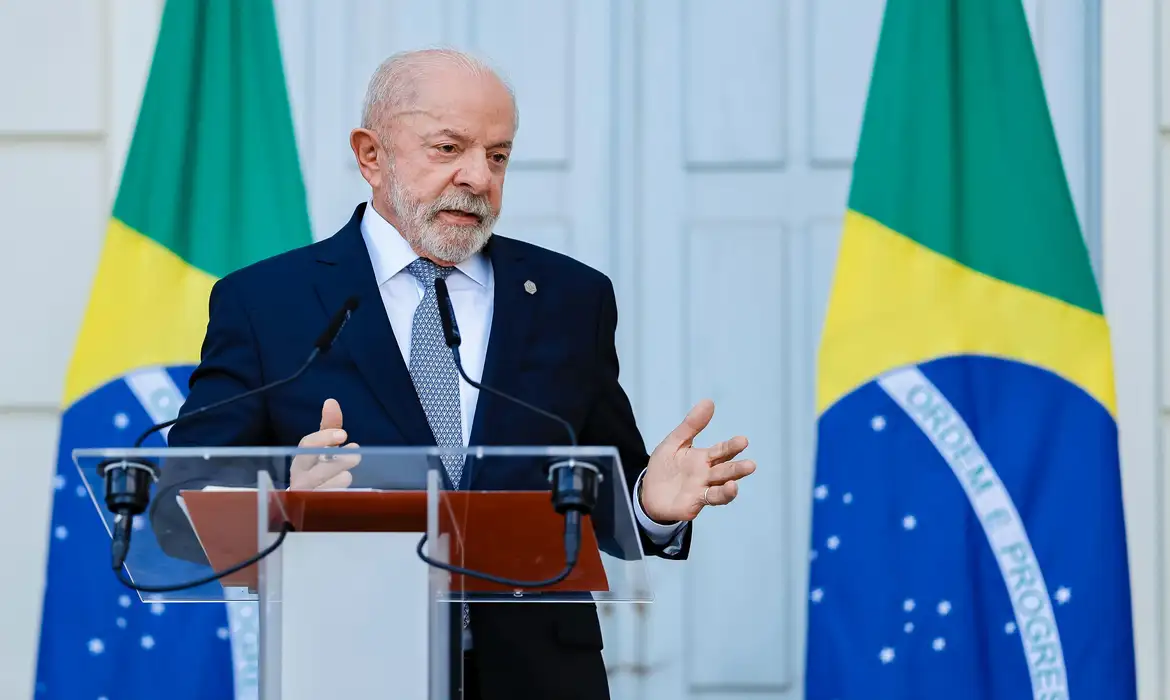 Trump critica política brasileira no G7, cita “Bolsonaro Jr.” e Lula rebate interferência nas eleições