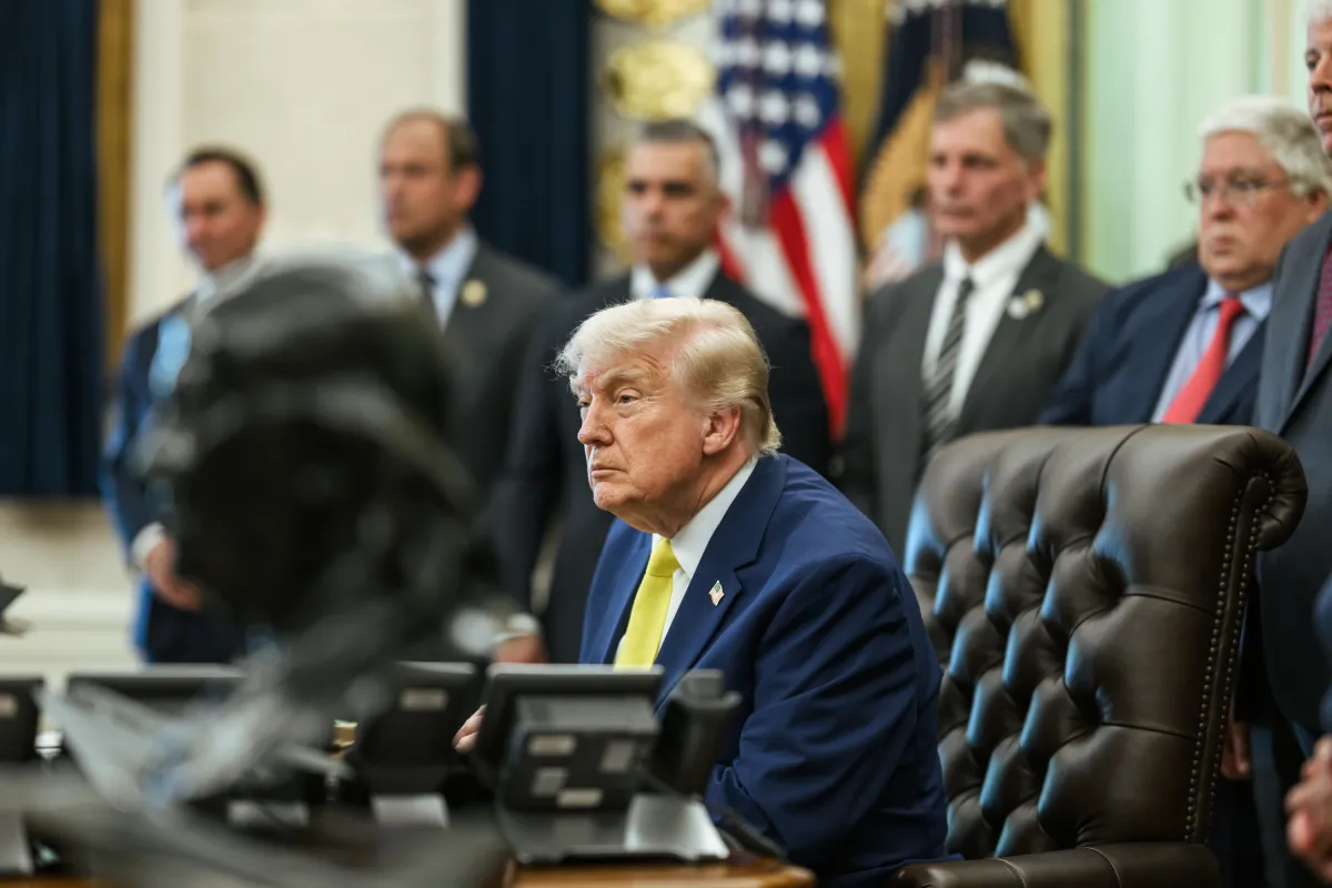 Trump ameaça agir contra Irã se acordo falhar, enquanto EUA liberam venda de petróleo iraniano