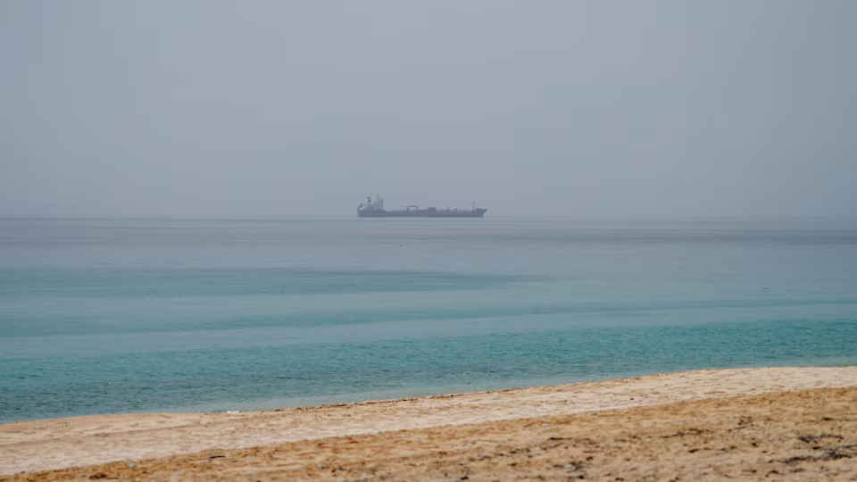 EUA atacam alvos iranianos após navio ser atingido no Estreito de Ormuz