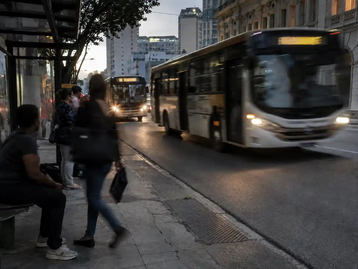 Greve de ônibus no Rio começa nesta segunda; Justiça manda manter 50% da frota