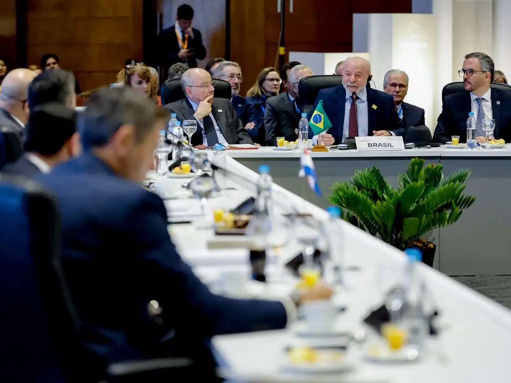 Lula defende Pix no Mercosul em meio à pressão dos EUA sobre pagamentos digitais