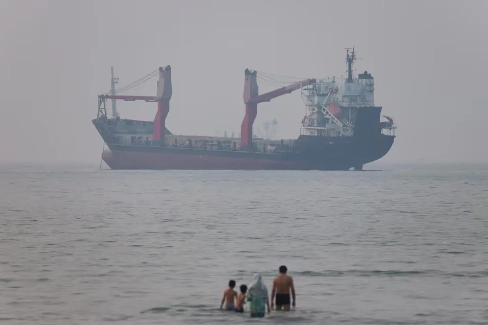 Navio estrangeiro encalha em Ormuz após sair de rota aprovada pelo Irã, diz TV estatal