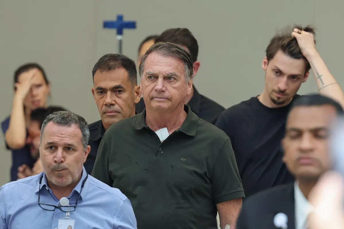 Moraes mantém Bolsonaro em prisão domiciliar e manda defesa entregar armas à PF