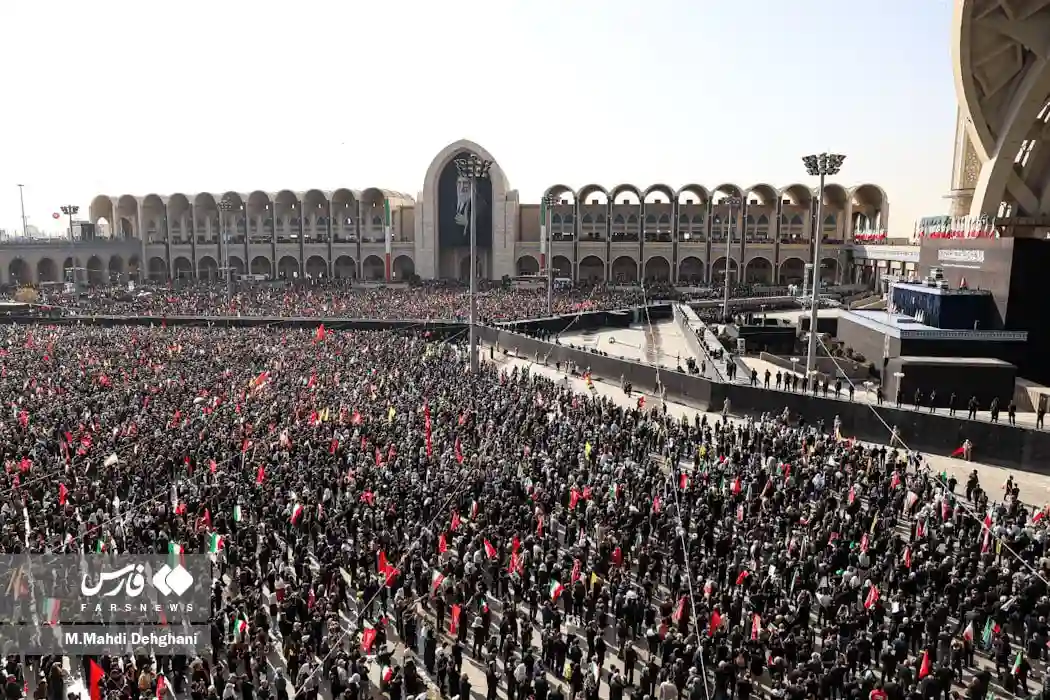 Milhares vão ao funeral de Khamenei enquanto Irã promete vingança contra EUA e Israel