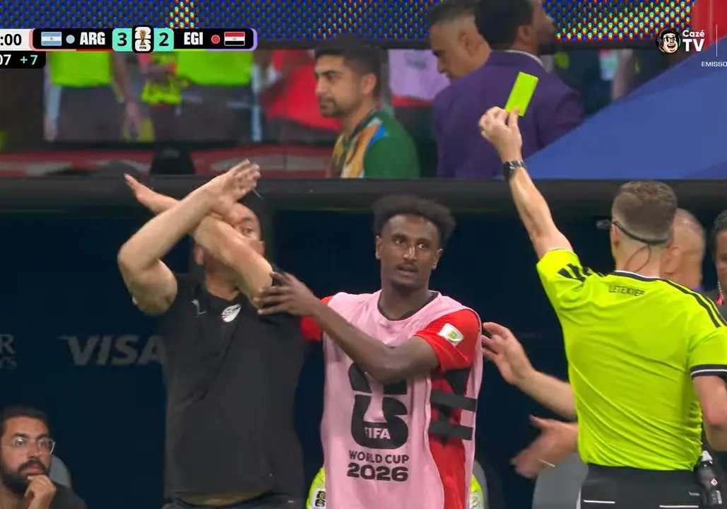 Técnico do Egito faz gesto antirracismo em jogo da Argentina e leva amarelo