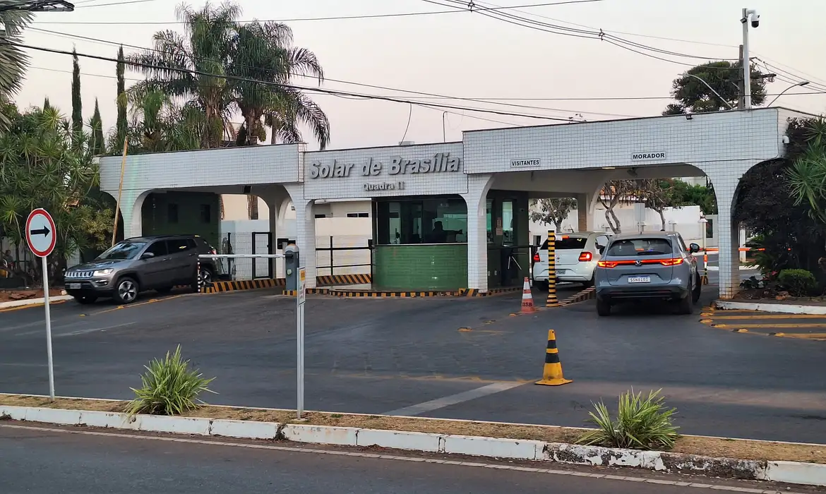 PF busca armas na casa de Bolsonaro após ordem de Moraes; defesa diz que nada foi encontrado