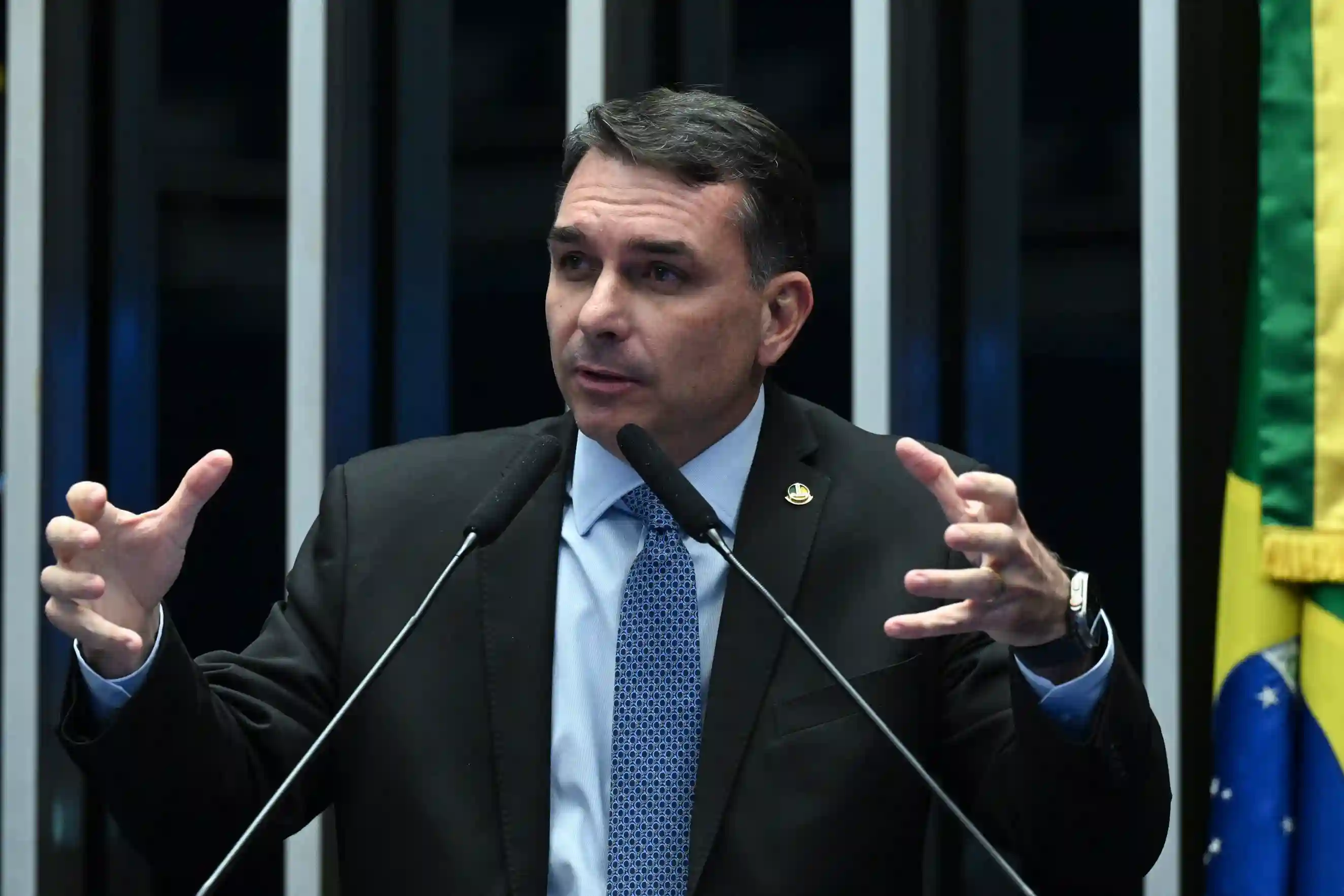 Bolsonaro chama Flávio de porta-voz e pede que diferenças sejam deixadas de lado