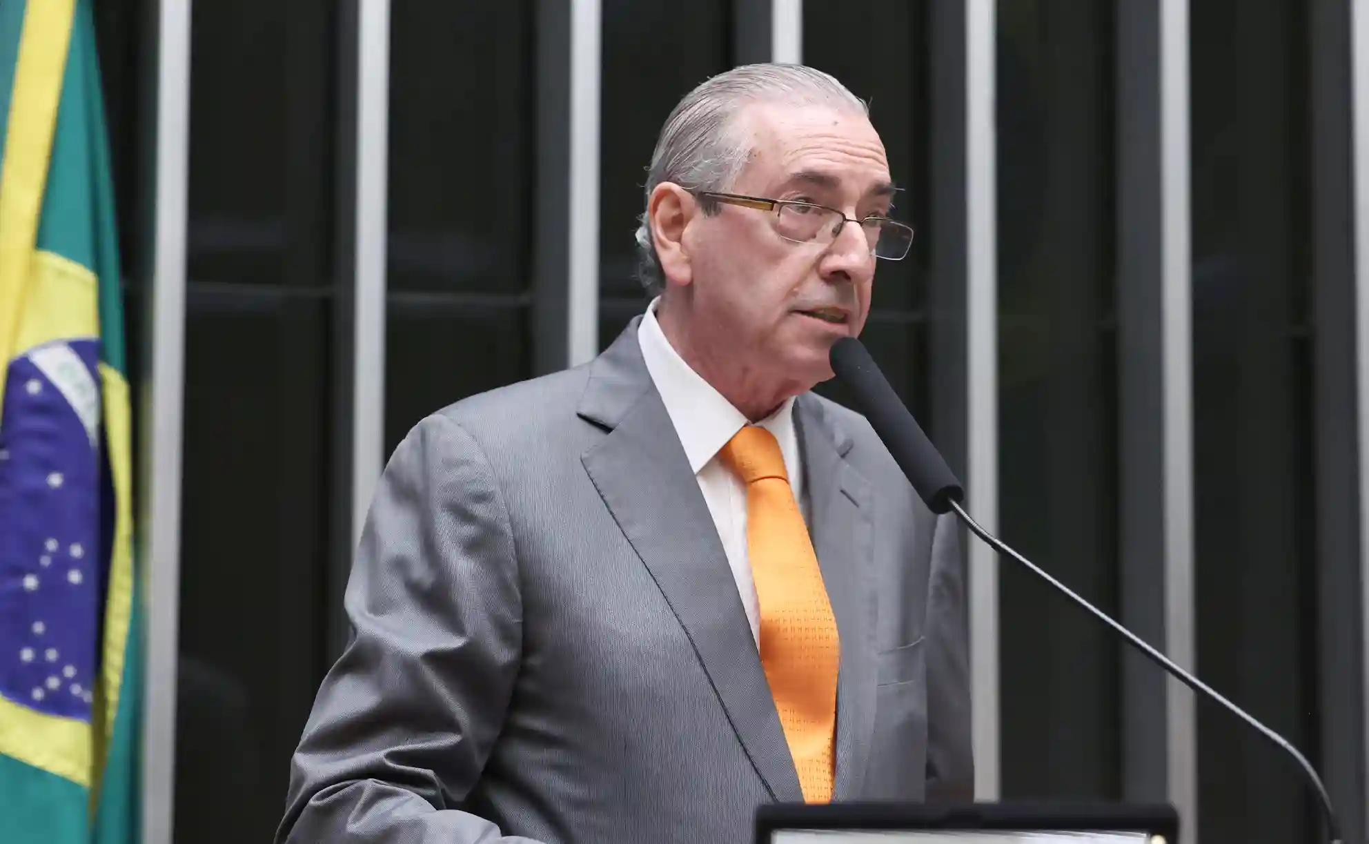 Dino bloqueia R$ 6,15 milhões de Cunha após diálogos sobre troca de emendas