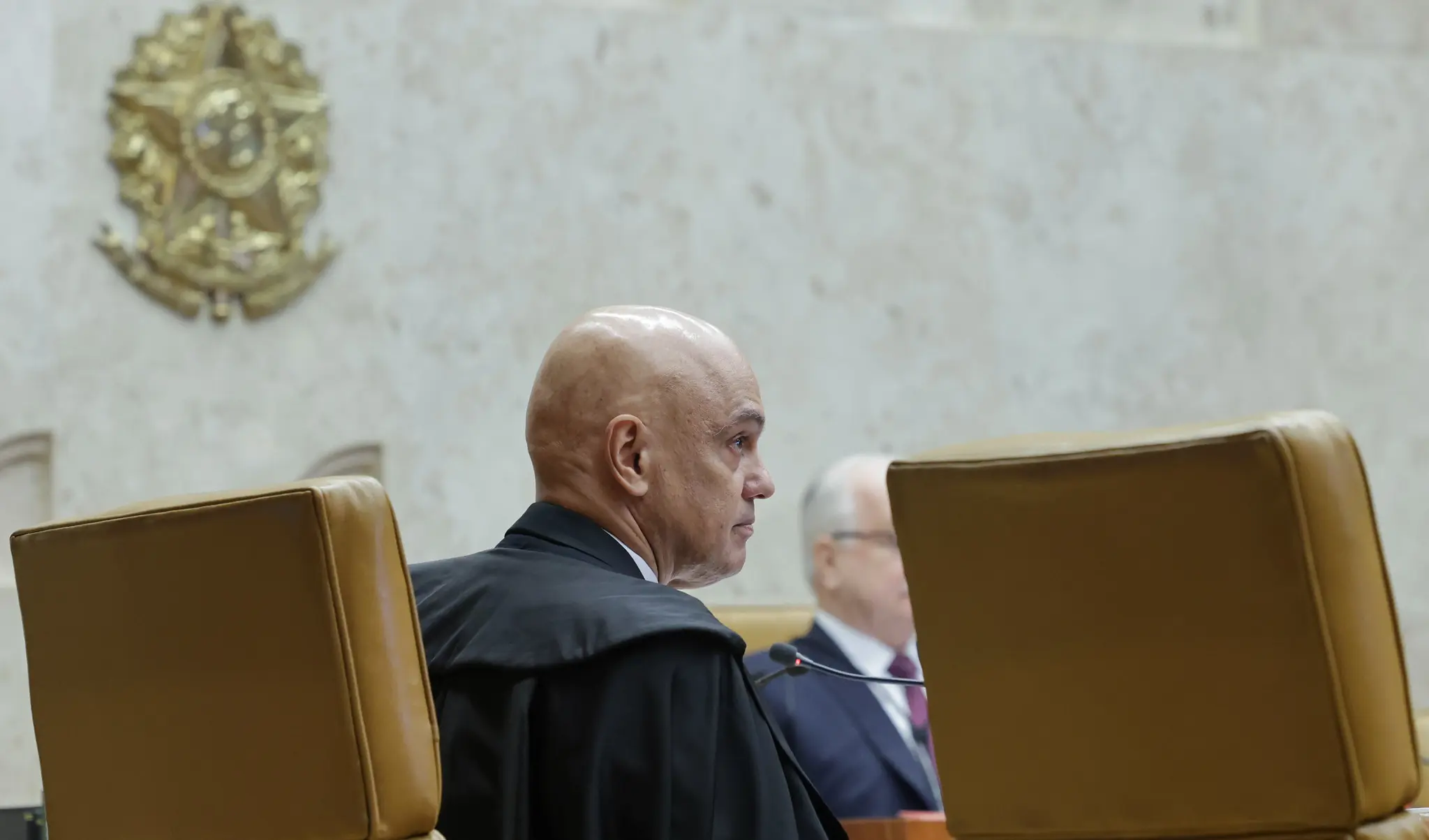 Moraes suspende visitas de Flávio a Bolsonaro por 90 dias após carta