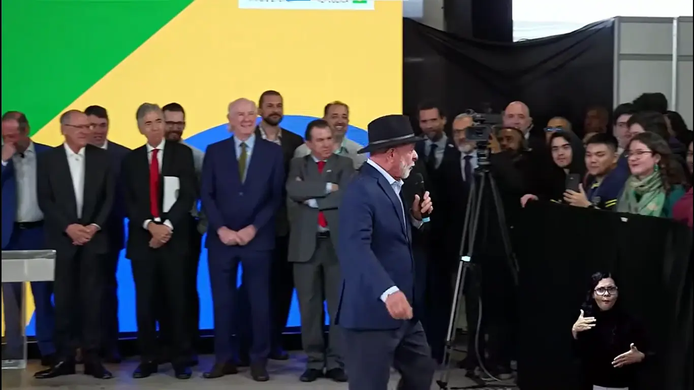 Lula ironiza voo da Seleção com um jogador e sugere robô a Ancelotti