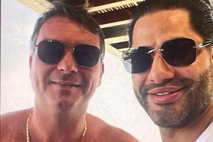 ICL divulga foto de Flávio Bolsonaro com ‘Sicário’ de Vorcaro; senador nega conhecê-lo