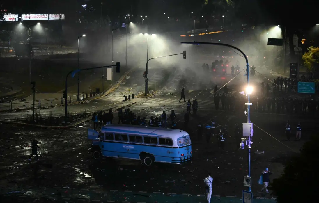 Torcedores enfrentam polícia em Buenos Aires após Argentina perder final