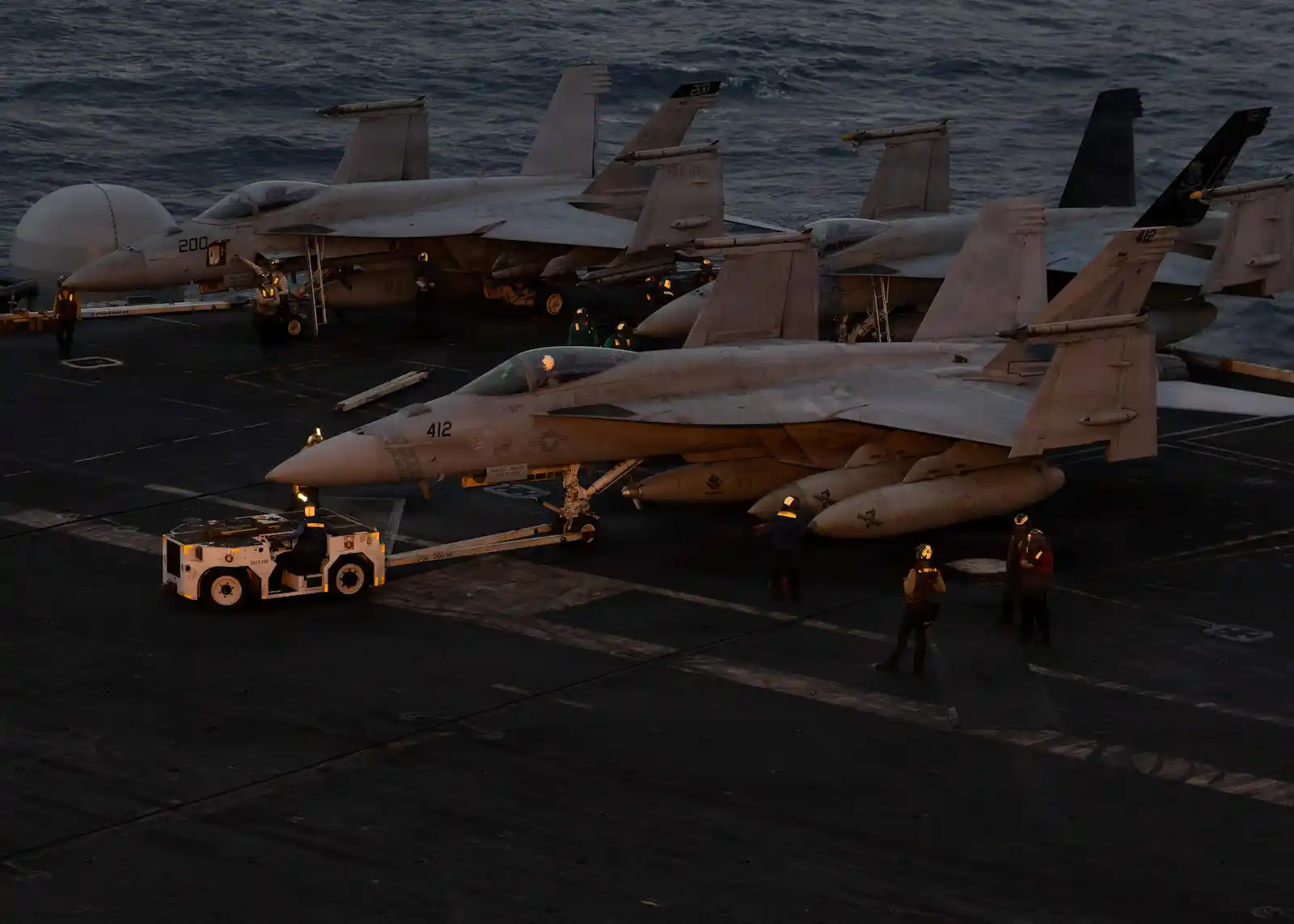 Caça F/A-18F se desloca pelo convés do porta-aviões USS George H.W. Bush, no Mar da Arábia, em 23 de junho de 2026.