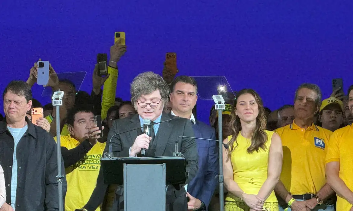 Após Milei fazer campanha por Flávio, Brasil chama embaixador pela 2ª vez em dois anos