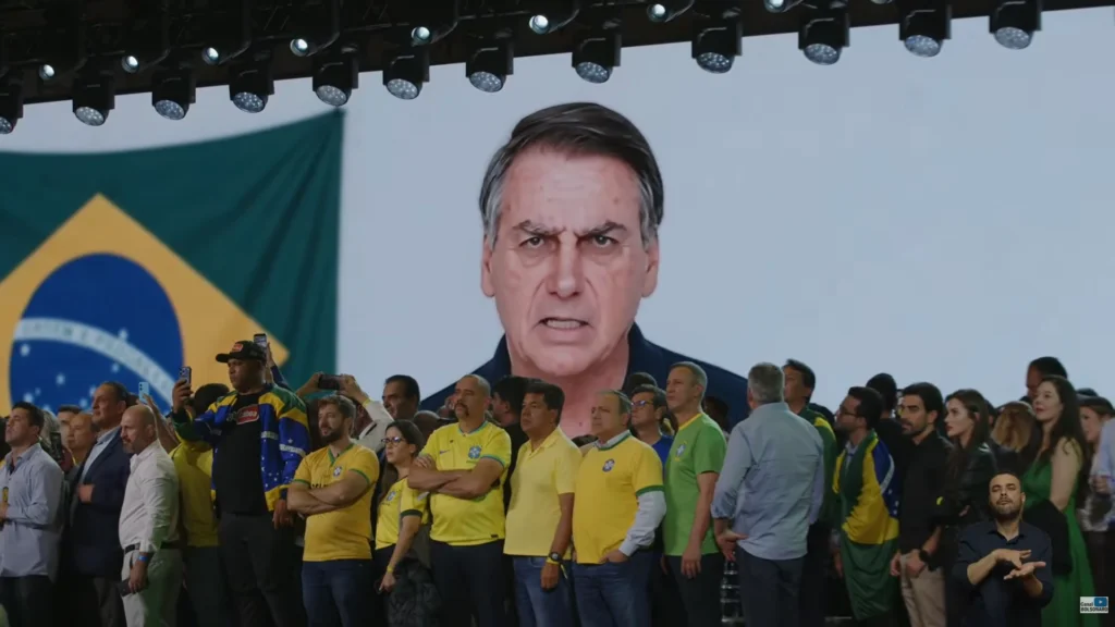 Vídeo gerado por inteligência artificial com a imagem e a voz de Jair Bolsonaro é exibido no telão durante a convenção nacional do PL que oficializou a candidatura de Flávio Bolsonaro à Presidência, 25 de julho de 2026.