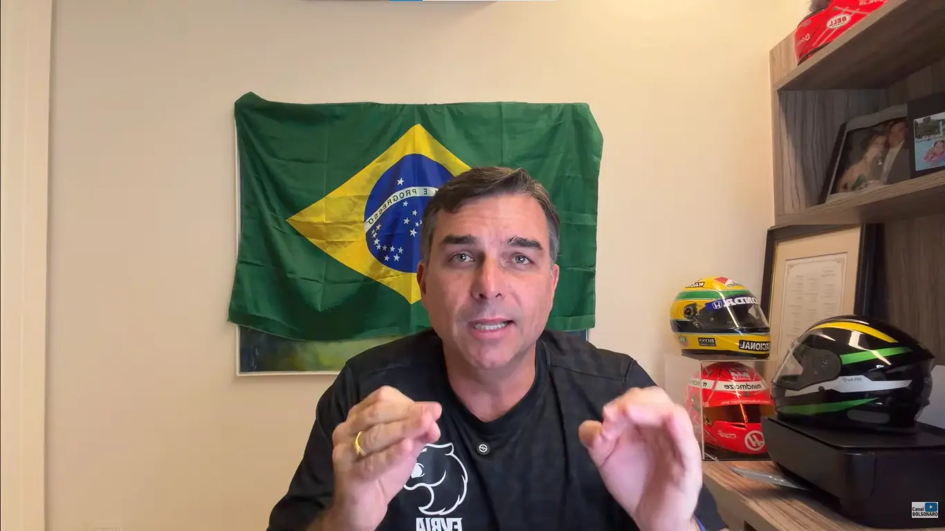 Flávio diz que Jair Bolsonaro não sabia de vídeo de IA que pedia apoio ao filho