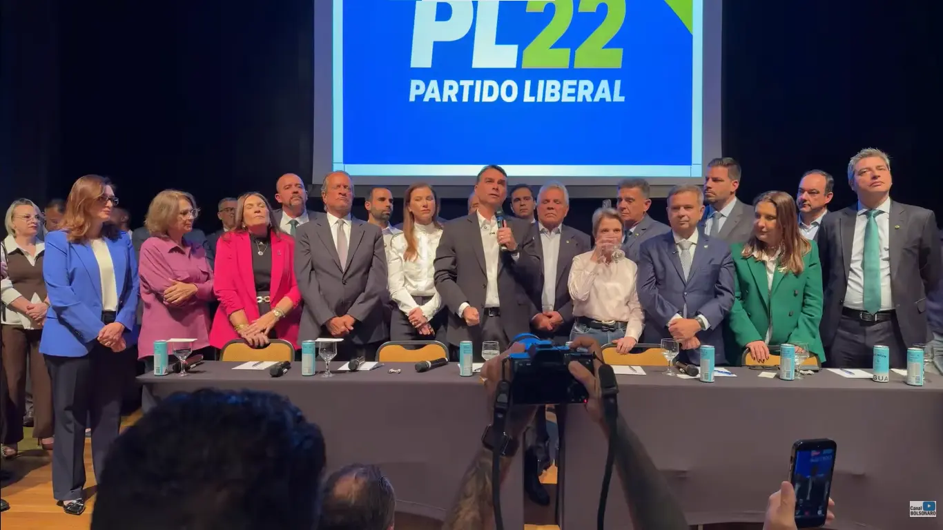 Sem conseguir vice mulher, Flávio anuncia Alfredo Gaspar e fecha chapa pura do PL