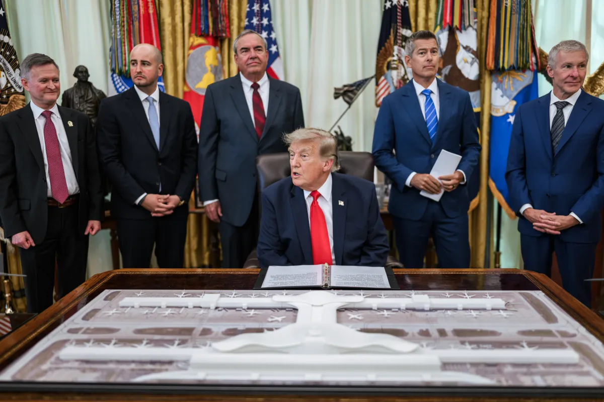 Donald Trump anuncia medidas sobre o Aeroporto Internacional de Dulles ao lado do secretário de Transportes Sean Duffy, no Salão Oval, em 29 de julho de 2026.