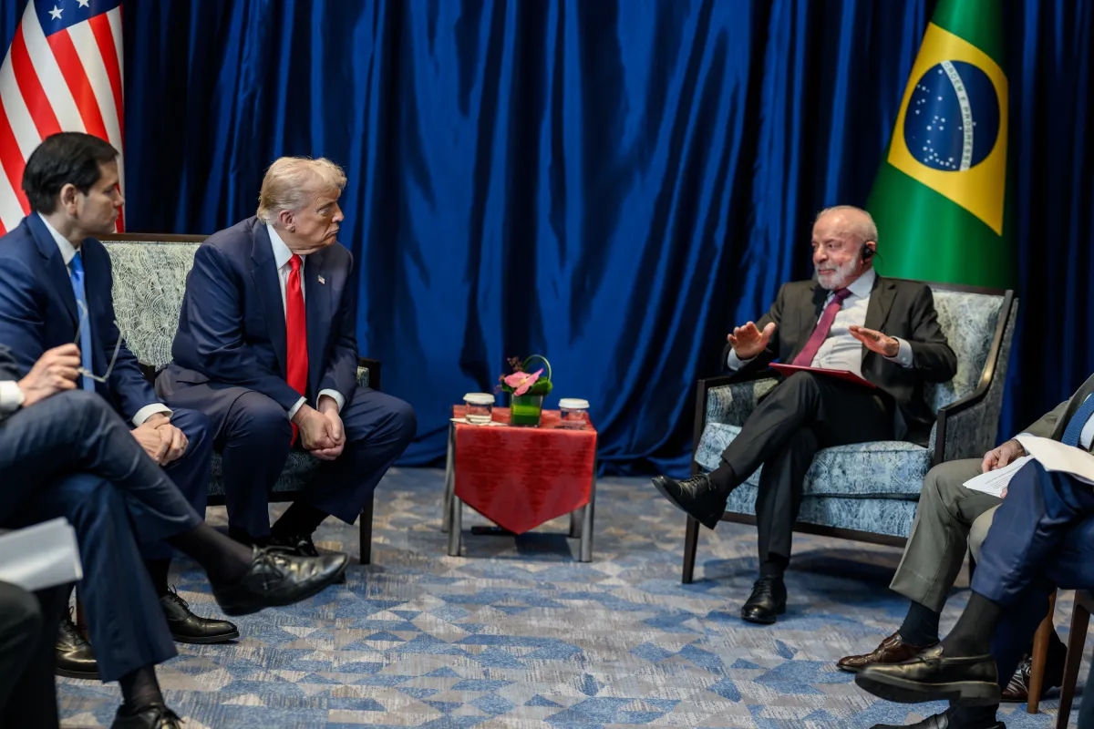 O presidente Luiz Inácio Lula da Silva conversa com o presidente dos Estados Unidos, Donald Trump, durante reunião bilateral à margem da Cúpula da ASEAN, em Kuala Lumpur, na Malásia, 26 de outubro de 2025.