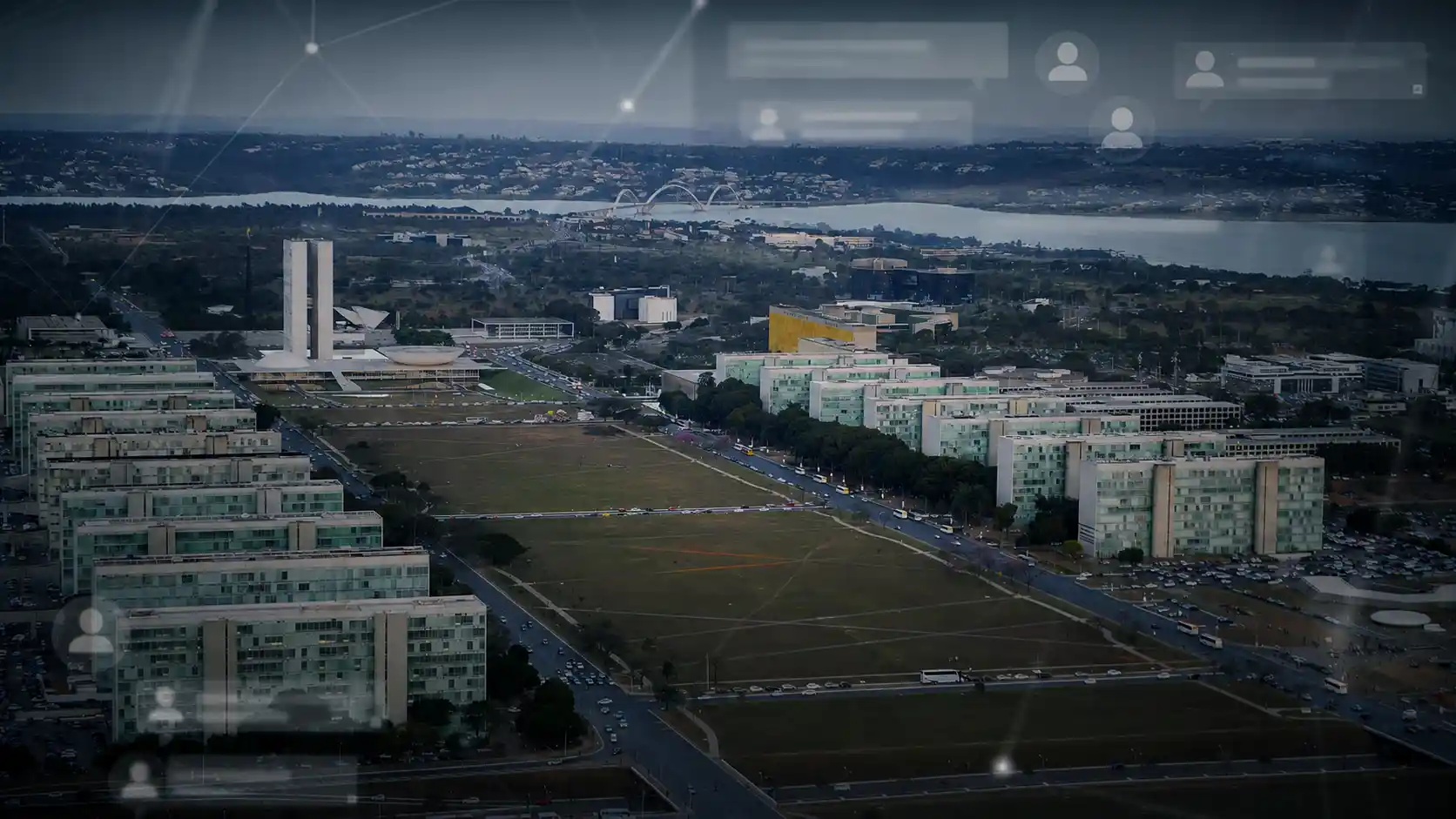 Vista aérea da Esplanada dos Ministérios, em Brasília, em montagem do Trendahora com elementos que representam a articulação do grupo investigado em comunidades online.