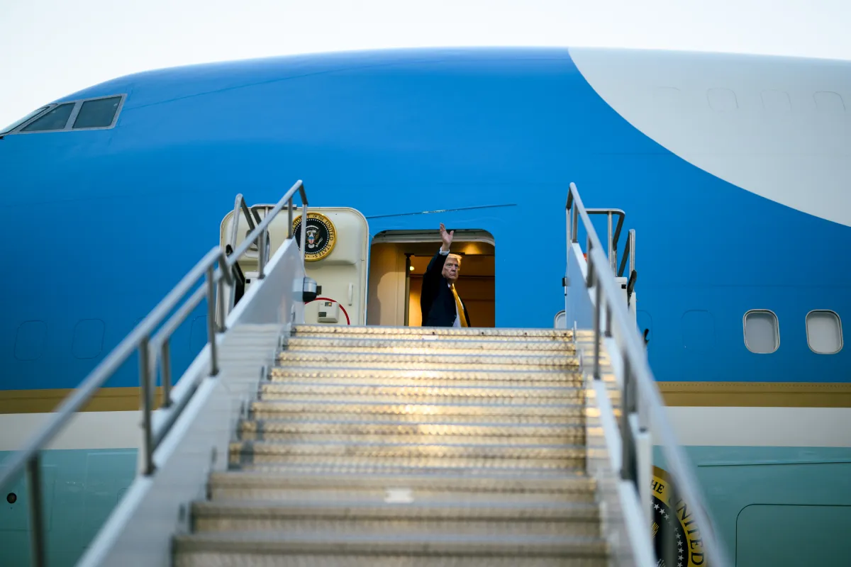 Donald Trump embarca no Air Force One no Aeroporto Internacional Esenboğa, em Ancara, na Turquia, em 8 de julho de 2026, antes de ser retirado secretamente da aeronave por causa de uma ameaça considerada crível pelo Serviço Secreto.