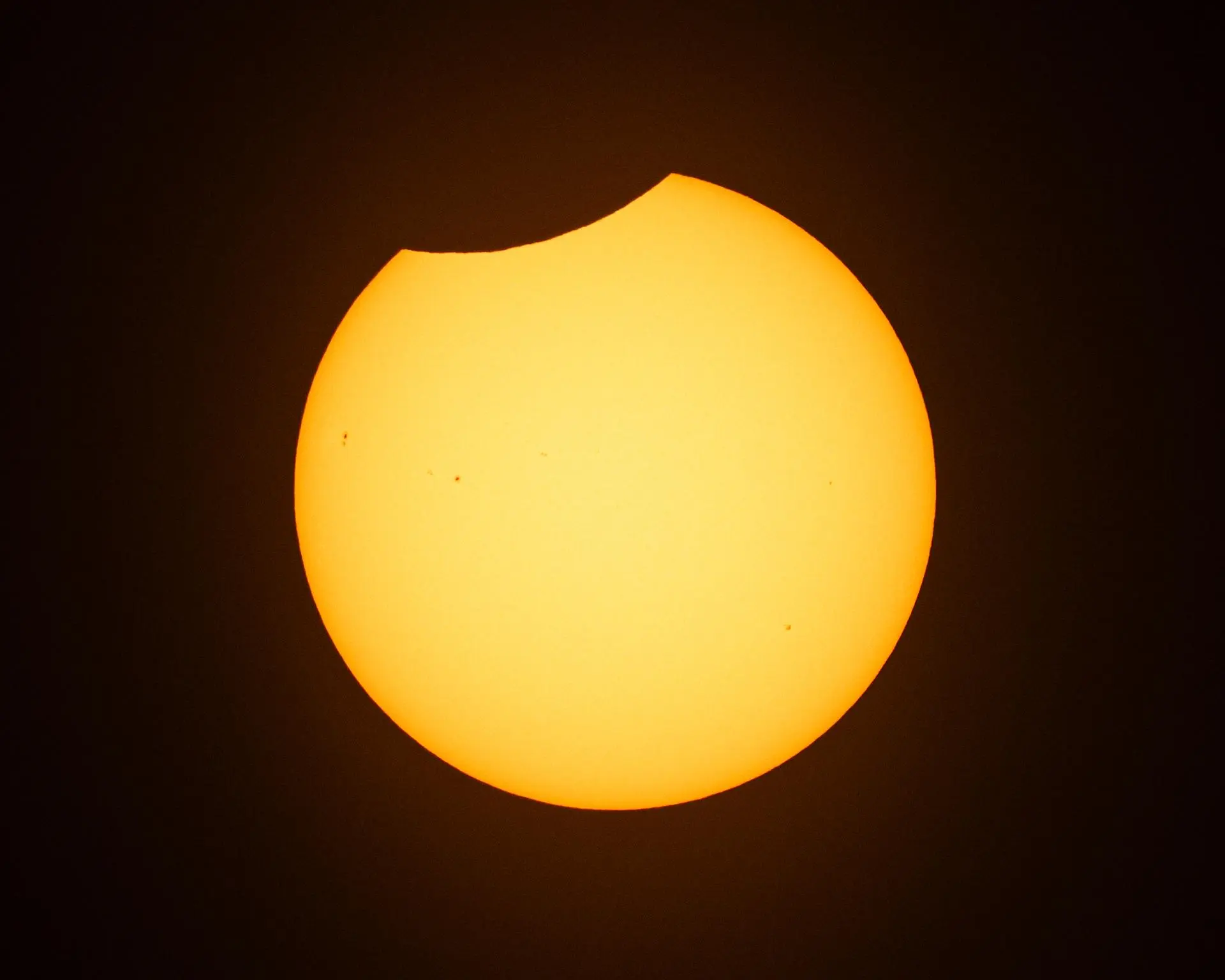 Eclipse solar total escurece parte da Espanha; vídeo mostra fenômeno