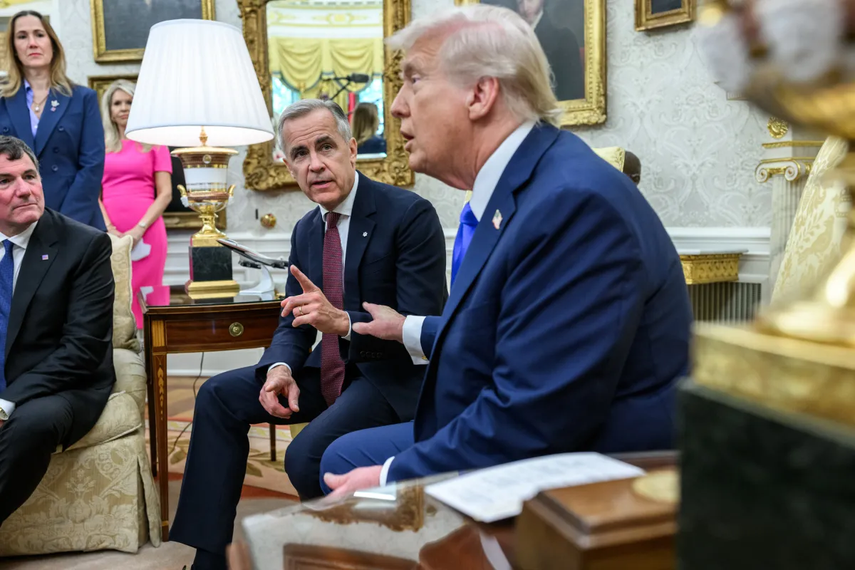 Donald Trump e o primeiro-ministro do Canadá, Mark Carney, durante encontro no Salão Oval da Casa Branca, em 7 de outubro de 2025.