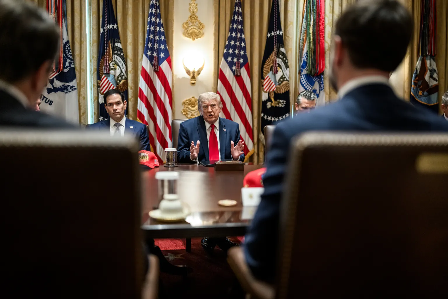 Donald Trump, ao centro, e Marco Rubio, à esquerda, durante reunião de gabinete na Casa Branca, em 27 de maio de 2026.