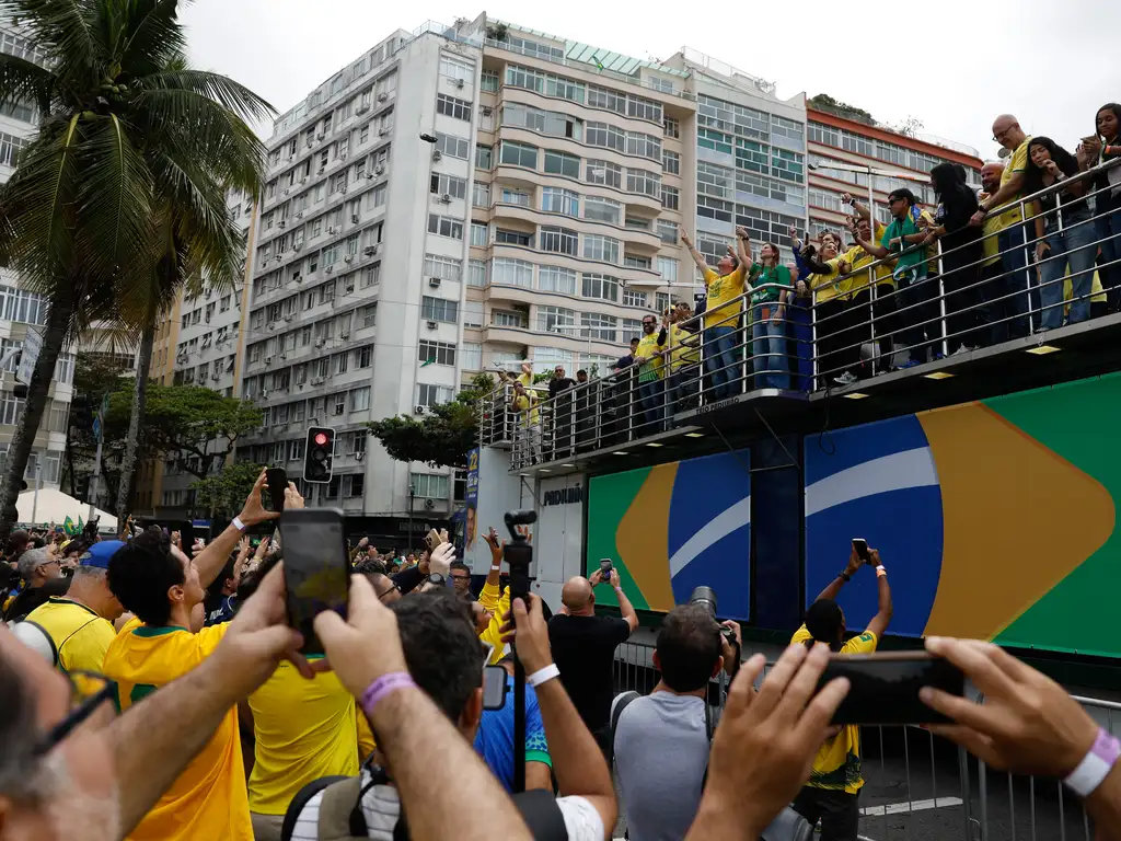 Flávio Bolsonaro durante o lançamento de sua campanha à Presidência, ao lado do vice Alfredo Gaspar, em comício do PL na praia de Copacabana, no Rio de Janeiro, em 16 de agosto de 2026.