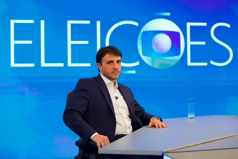 Renan Santos durante entrevista à TV Globo, 26 de agosto de 2026.