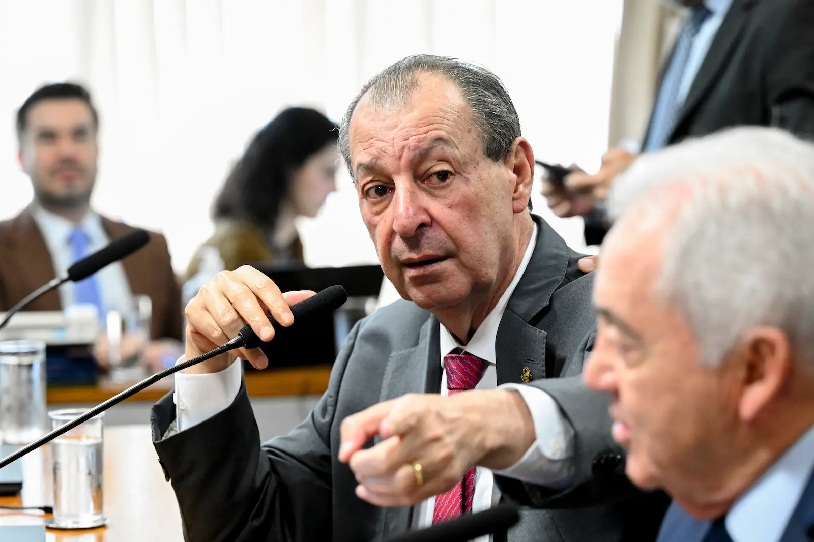 O senador Omar Aziz (PSD-AM), relator da PEC do fim da escala 6x1, durante reunião da CCJ do Senado, ao lado do presidente da comissão, Otto Alencar (PSD-BA).