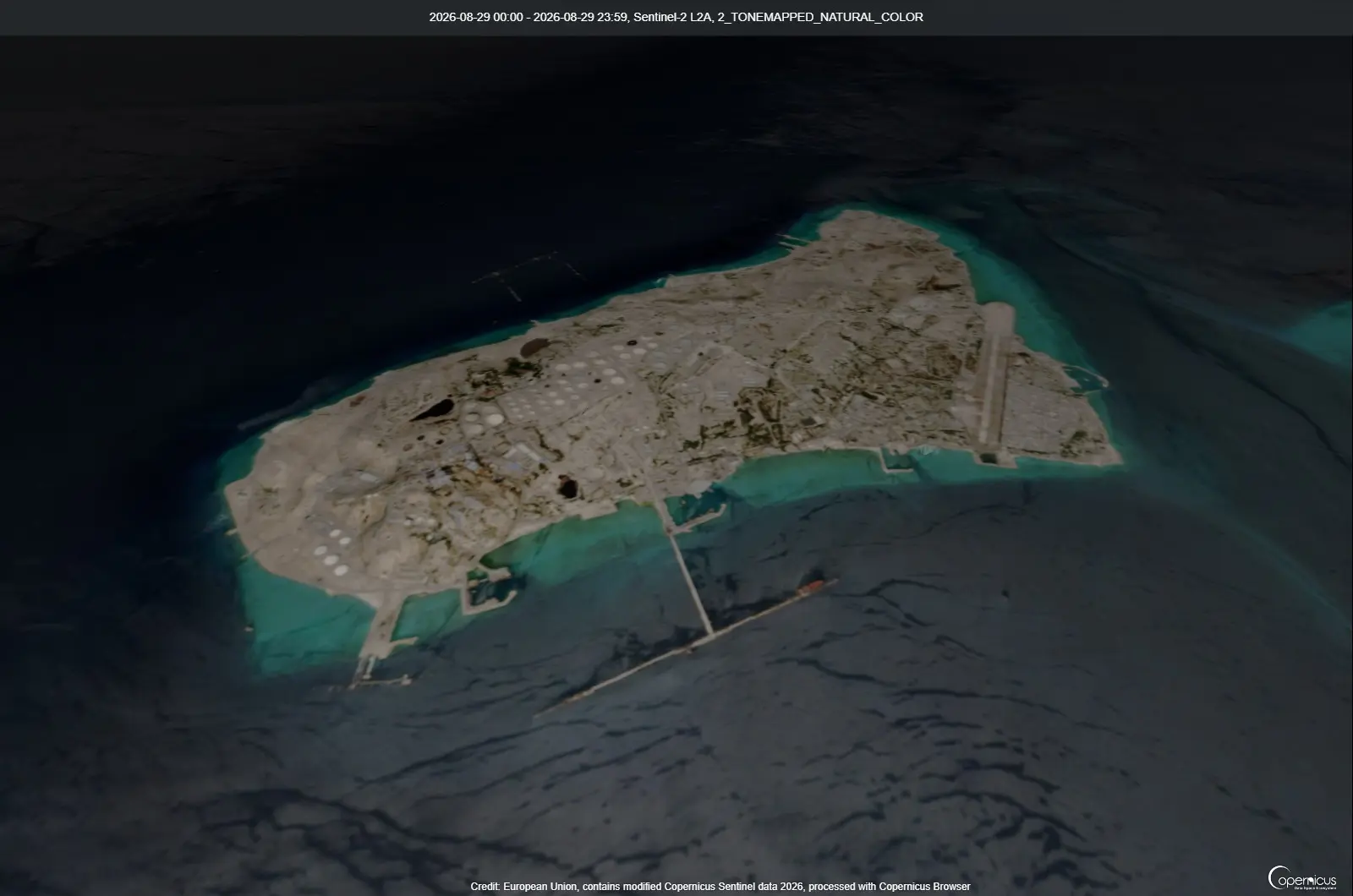 Imagem de satélite da ilha de Kharg, no Irã, registrada em 29 de agosto de 2026. A ilha abriga o principal terminal de exportação de petróleo do país e concentra tanques, píeres e outras estruturas ligadas ao setor energético.
