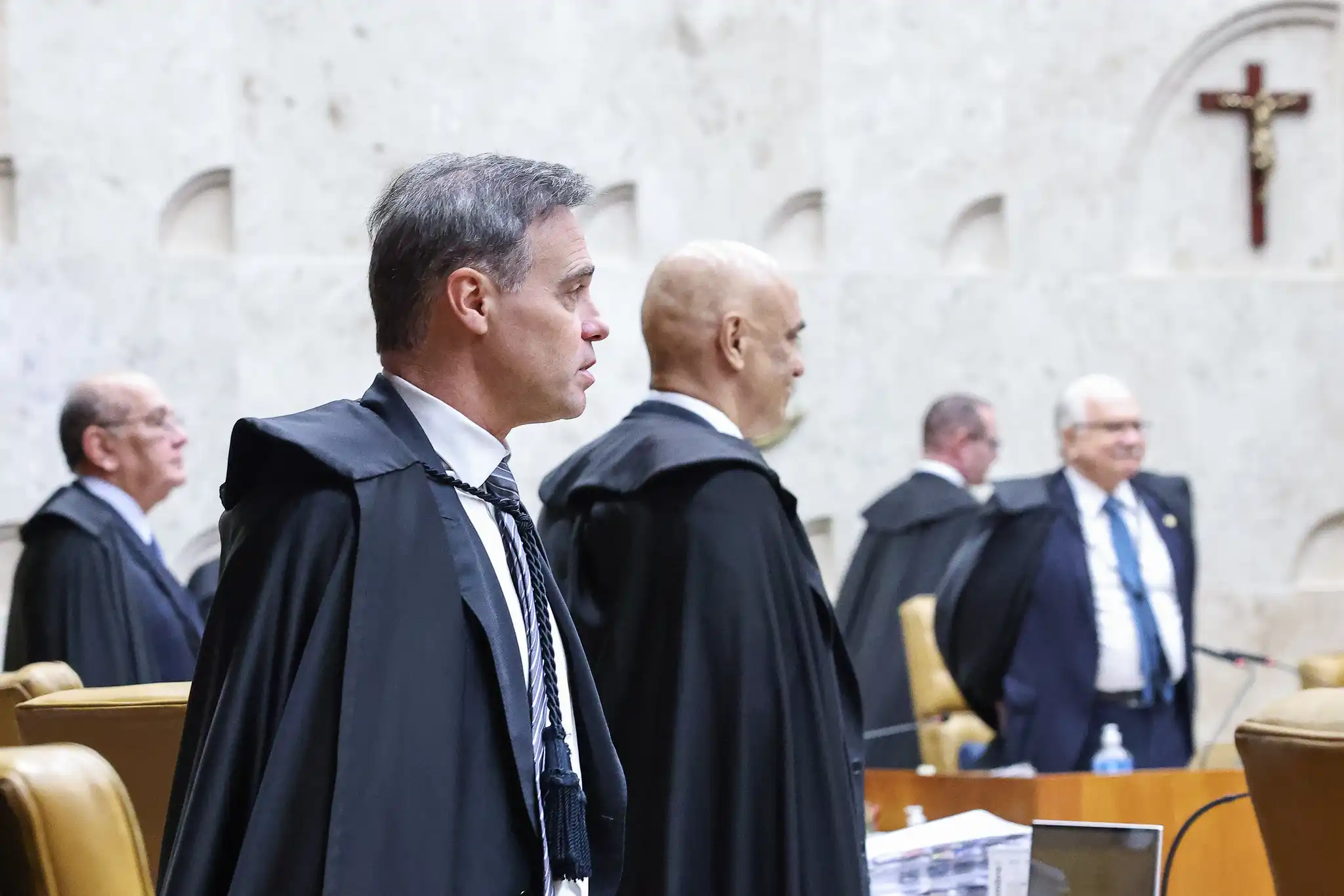 André Mendonça e Alexandre de Moraes durante sessão plenária do STF nesta quarta-feira (2), em Brasília.