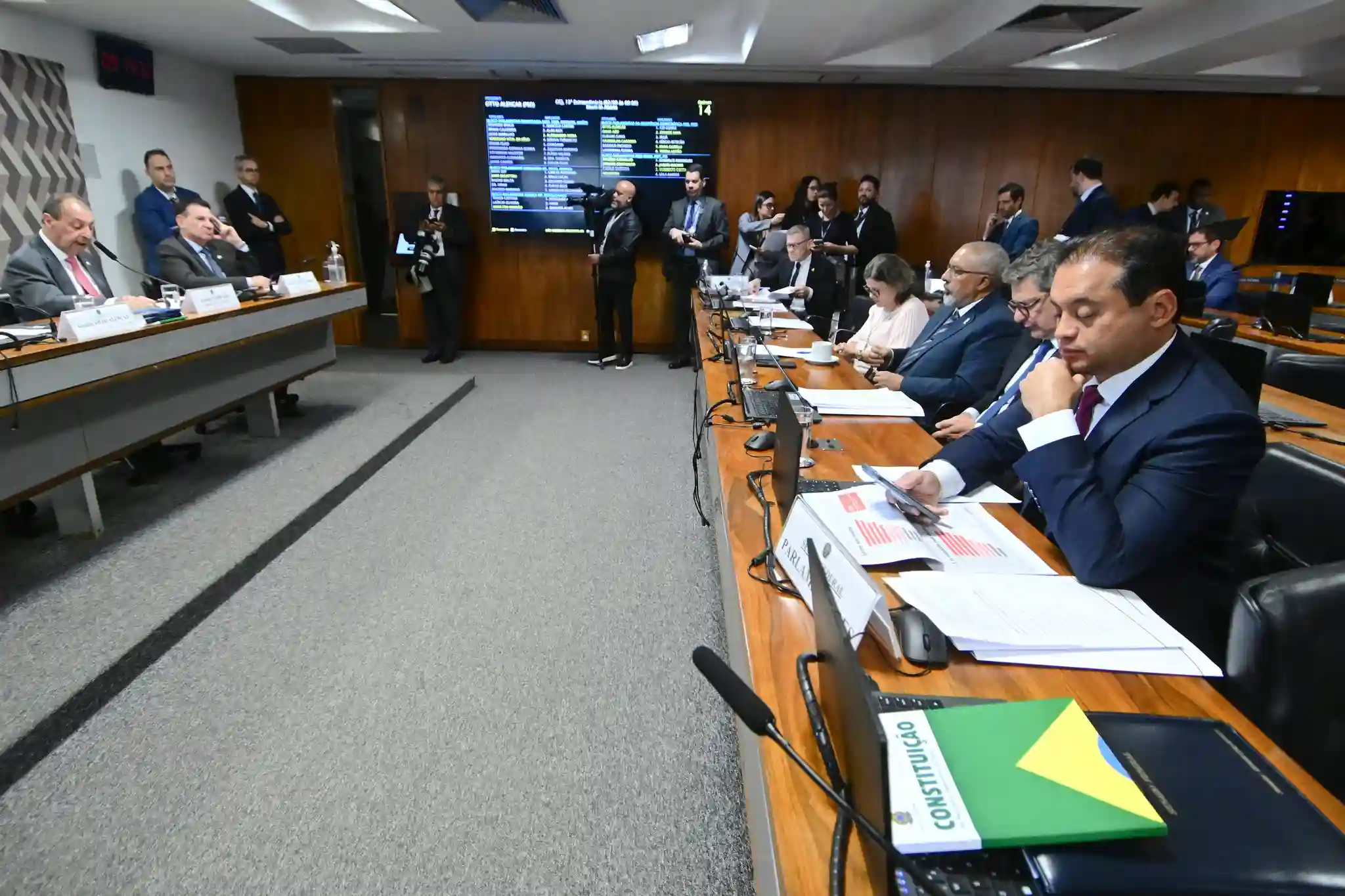 O senador Omar Aziz (PSD-AM), relator da PEC do fim da escala 6x1, durante reunião da CCJ que aprovou a proposta, 2 de setembro de 2026.
