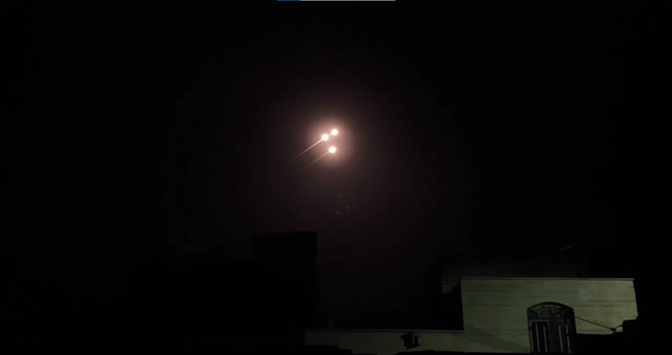 Frame de vídeo mostra rastros luminosos no céu da Jordânia durante o ataque iraniano de 9 de setembro de 2026.